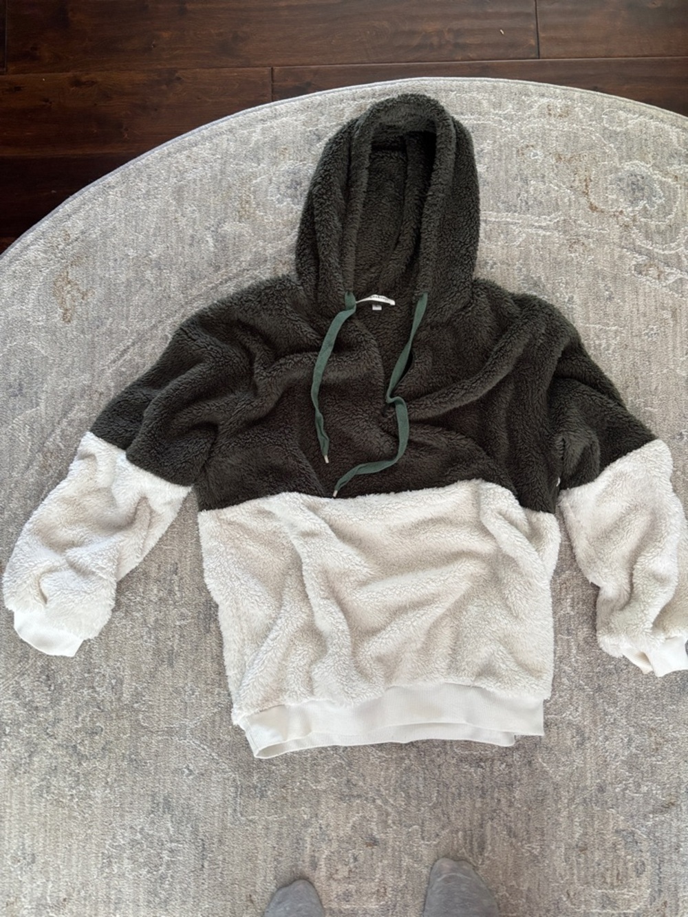 Cozy Two-Tone Sherpa Hoodie - Dark green & Cream